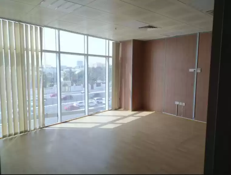 Kommerziell Klaar eigendom U/F Büro  zu vermieten in Doha #11940 - 1  image 